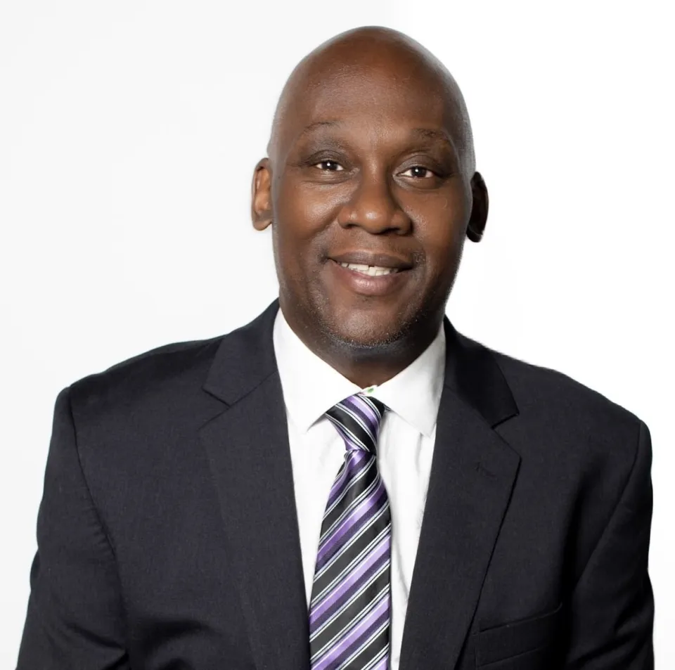 Earl Cox headshot
